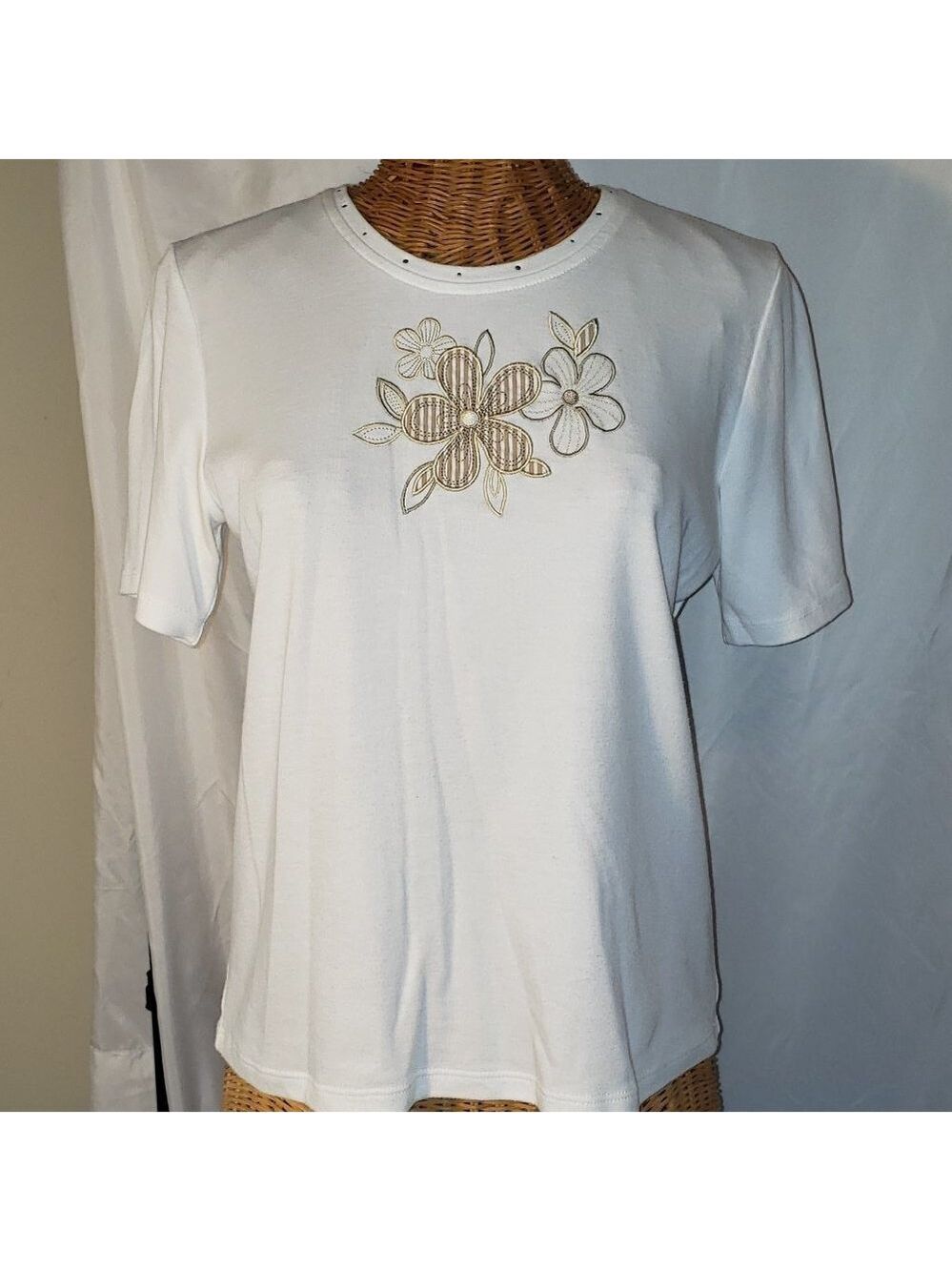 Ladies ALIA Short Sleeve Crew Neck Tee Shirt in White w/Embroidered Flowers - S